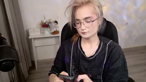 _meow_neko_ online show from April 7, 2:12 am