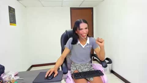 aisha_hotts777 online show from April 1, 3:52 am