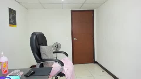 aisha_hotts777 online show from April 7, 4:57 am