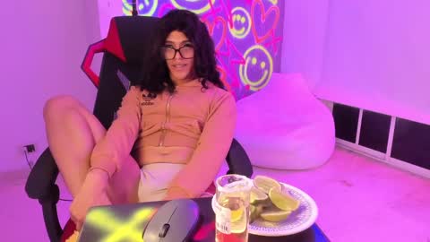 Snapshot of aprill_fox chatting on December 31, 9:39 pm aprill_fox online show from December 31, 9:39 pm