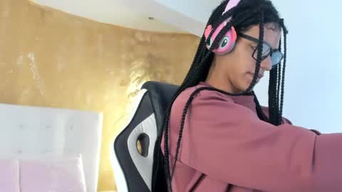 Snapshot of aprill_fox chatting on February 27, 3:04 am aprill_fox online show from February 27, 3:04 am