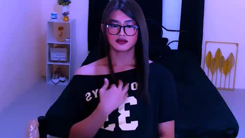 athisamoore online show from October 27, 9:45 pm