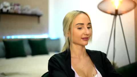 blondiefromtheblock online show from January 30, 5:17 pm
