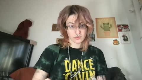 Snapshot of boywithbug chatting on March 6, 2:15 pm boywithbug online show from March 6, 2:15 pm