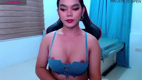 caroline_east online show from December 2, 4:37 pm