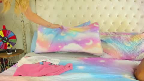 casey kisses online show from February 25, 9:30 pm