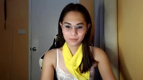 chelly4u69 online show from April 22, 10:28 pm