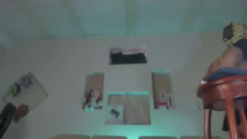 chloe_cooperr online show from December 20, 4:24 pm