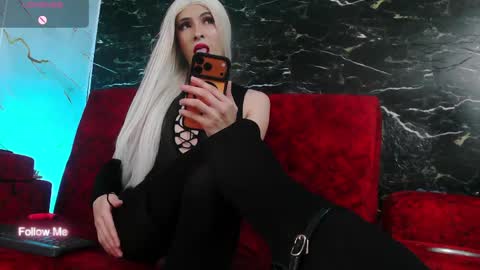 crislingery_doll online show from April 8, 1:01 pm