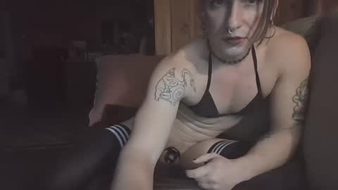 Snapshot of demelzabehr chatting on December 6, 2:18 am Frankie online show from December 6, 2:18 am