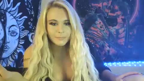 Snapshot of devyn_winter chatting on October 29, 4:16 pm devyn winter online show from October 29, 4:16 pm