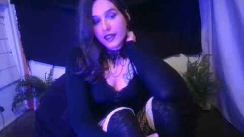 Snapshot of embers_of_eternity chatting on January 4, 1:10 am Ellie online show from January 4, 1:10 am