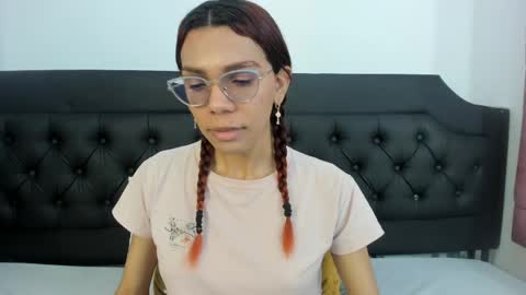 emilirosee online show from April 9, 3:51 pm