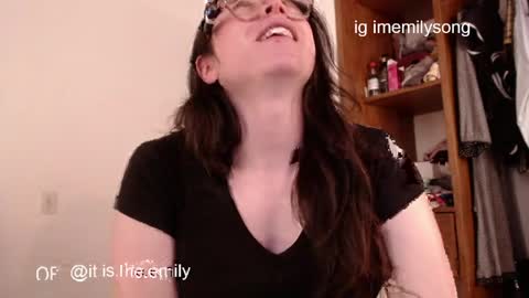 emily_pearl_ online show from April 8, 10:00 pm