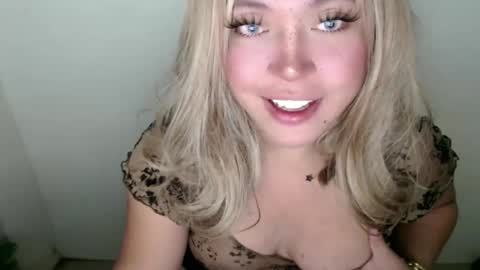 Snapshot of emmawatsoons chatting on September 19, 1:00 am YourDreamGirl Emma  online show from September 19, 1:00 am