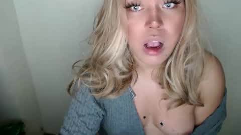 Snapshot of emmawatsoons chatting on September 21, 6:08 am YourDreamGirl Emma  online show from September 21, 6:08 am