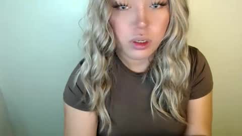 Snapshot of emmawatsoons chatting on September 26, 4:09 am YourDreamGirl Emma  online show from September 26, 4:09 am