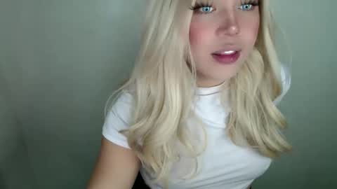 Snapshot of emmawatsoons chatting on October 14, 11:55 am YourDreamGirl Emma  online show from October 14, 11:55 am