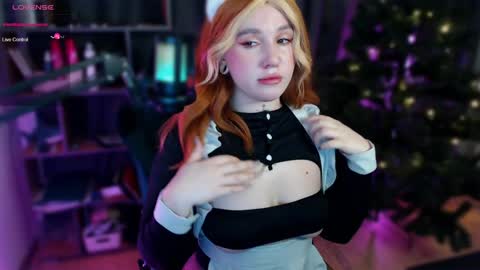 Snapshot of evaredmooon chatting on December 9, 11:26 am Moon online show from December 9, 11:26 am