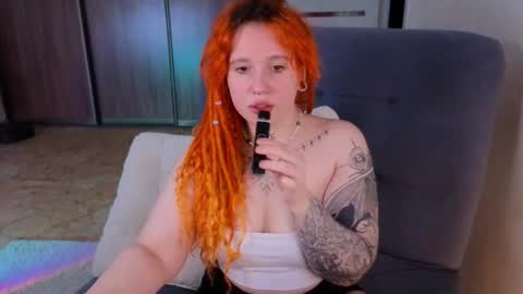 Snapshot of evaredmooon chatting on October 10, 6:25 am Moon online show from October 10, 6:25 am