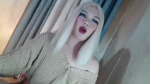 DANIELLA - DONT FORGET TO GIVE ME A THUMBSU UP online show from May 19, 9:54 pm