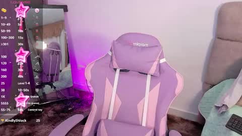 gigi_hills online show from April 17, 12:57 am