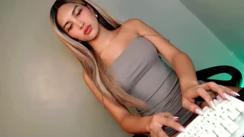 Bella online show from December 17, 11:05 pm