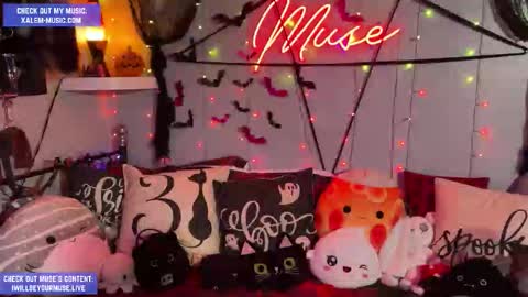 Snapshot of iwillbeyourmuse chatting on October 27, 11:35 pm Muse hethey online show from October 27, 11:35 pm