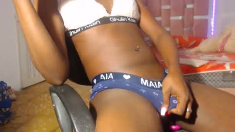 Snapshot of kristal_cox2 chatting on December 6, 12:22 pm kristal_cox2 online show from December 6, 12:22 pm