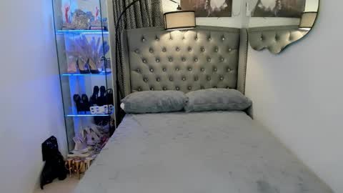 lady_moriseth online show from December 17, 11:49 am