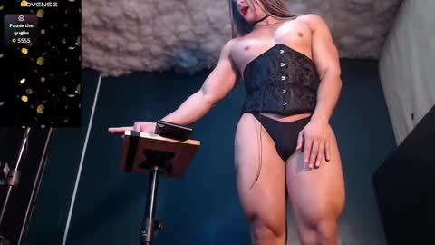 Layla   help me with your thumbs up its important  online show from October 26, 8:10 am