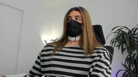 Lily Reina online show from March 30, 6:20 pm