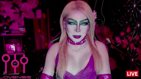 THE QUEEN ALPHA   Queen Medusa Prey online show from February 3, 9:25 am