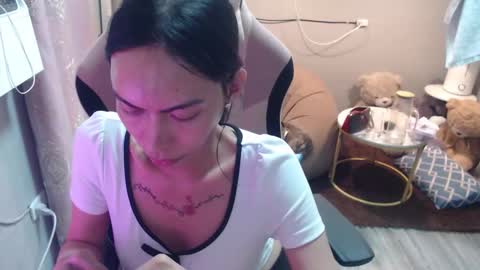 ELYSE A SIMPLE GIRL online show from September 21, 2:45 pm