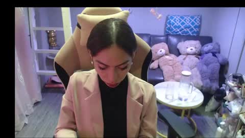 ELYSE A SIMPLE GIRL online show from June 5, 12:00 pm