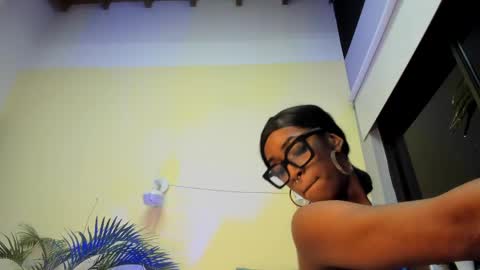 nahomy_james25 online show from May 3, 2:16 am