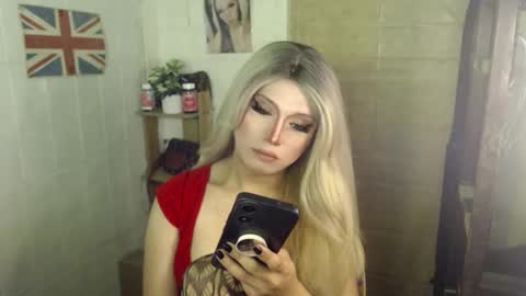 Snapshot of naughty_kim20 chatting on October 18, 2:26 am alexa online show from October 18, 2:26 am