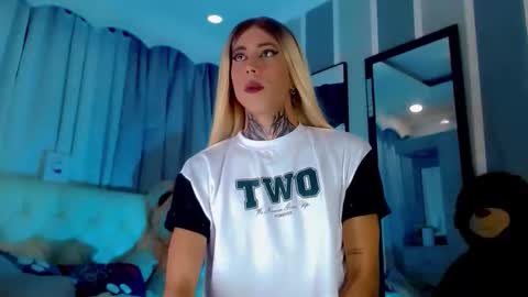 oliviahot01 online show from June 3, 1:29 am