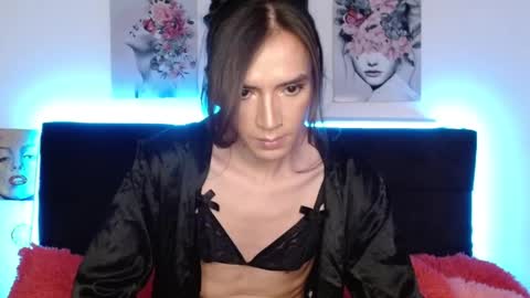 pearlatin online show from September 25, 9:00 pm