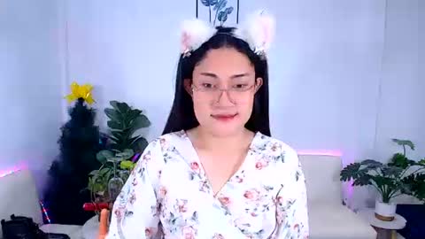 Ploysai online show from June 9, 1:32 pm