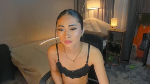 Snapshot of sexygoddessjade chatting on December 13, 10:13 pm miss jade so online show from December 13, 10:13 pm