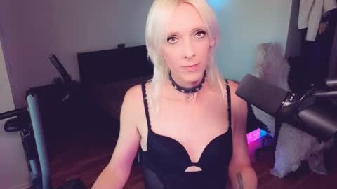 Snapshot of sissyashleigh chatting on September 9, 8:18 pm Ashleigh Mak online show from September 9, 8:18 pm