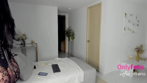 sofia_rivers_ online show from January 12, 11:45 pm
