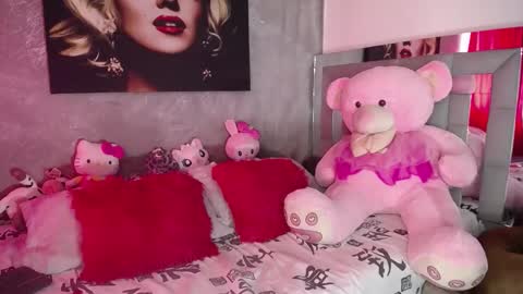 instagram    evalunavelez1. online show from October 12, 4:42 pm