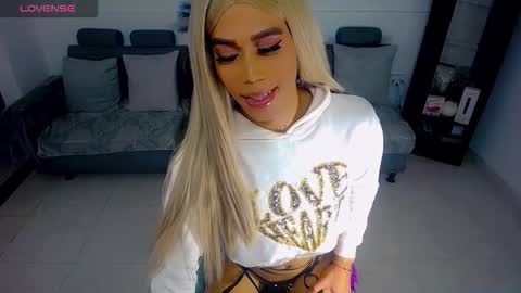 sophie_vall online show from February 3, 9:52 pm