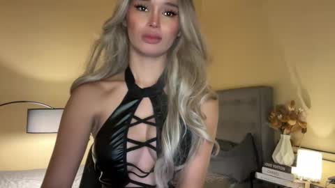 Mia online show from November 4, 5:29 am