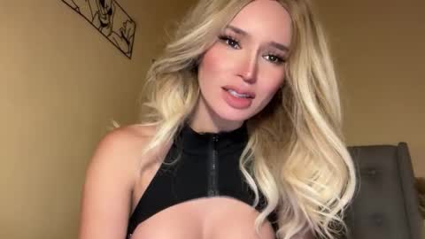 Mia online show from November 24, 8:49 am