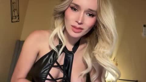 Mia online show from November 27, 7:38 pm