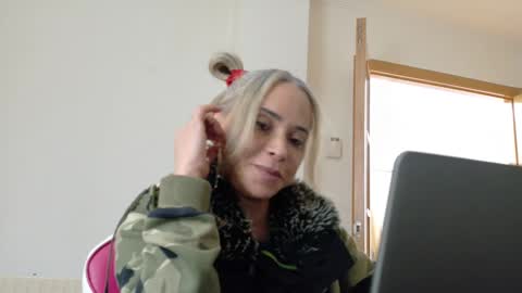 Snapshot of travesti513695 chatting on February 7, 9:26 pm Myla online show from February 7, 9:26 pm