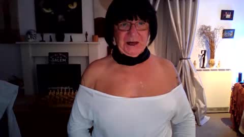 Snapshot of trinity1011 chatting on October 5, 8:19 pm trinity1011 online show from October 5, 8:19 pm